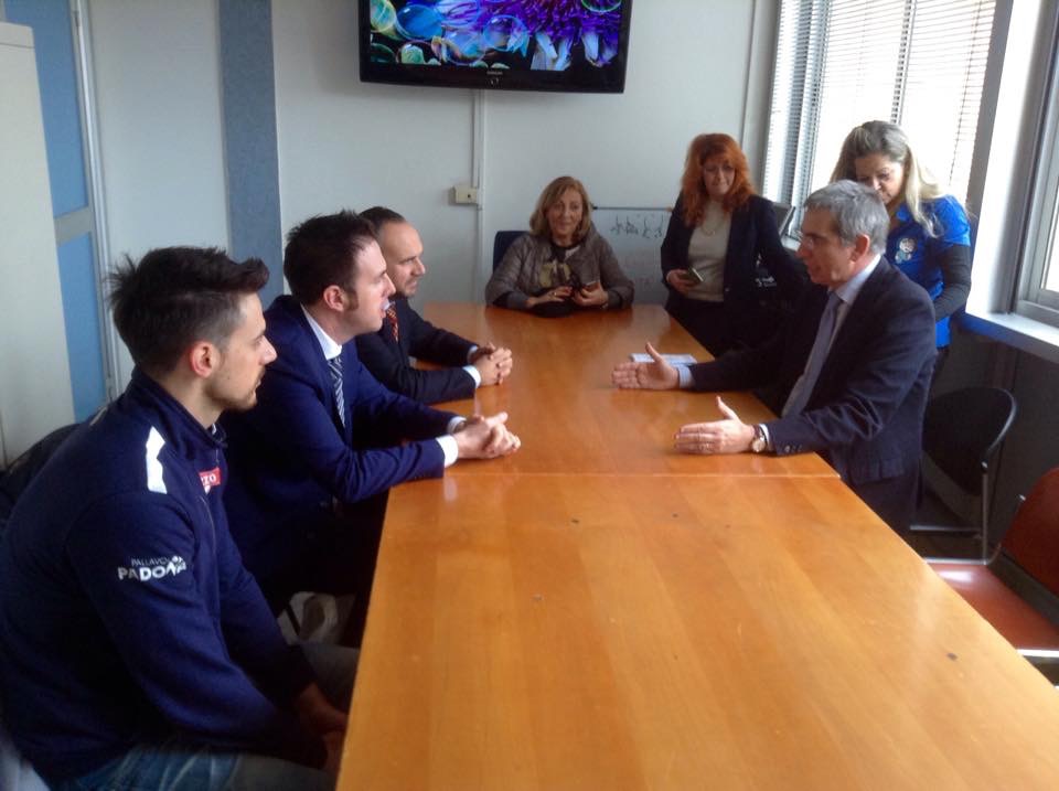 Tonazzo Pallavolo Padova in visita alla clinica pediatrica di Padova